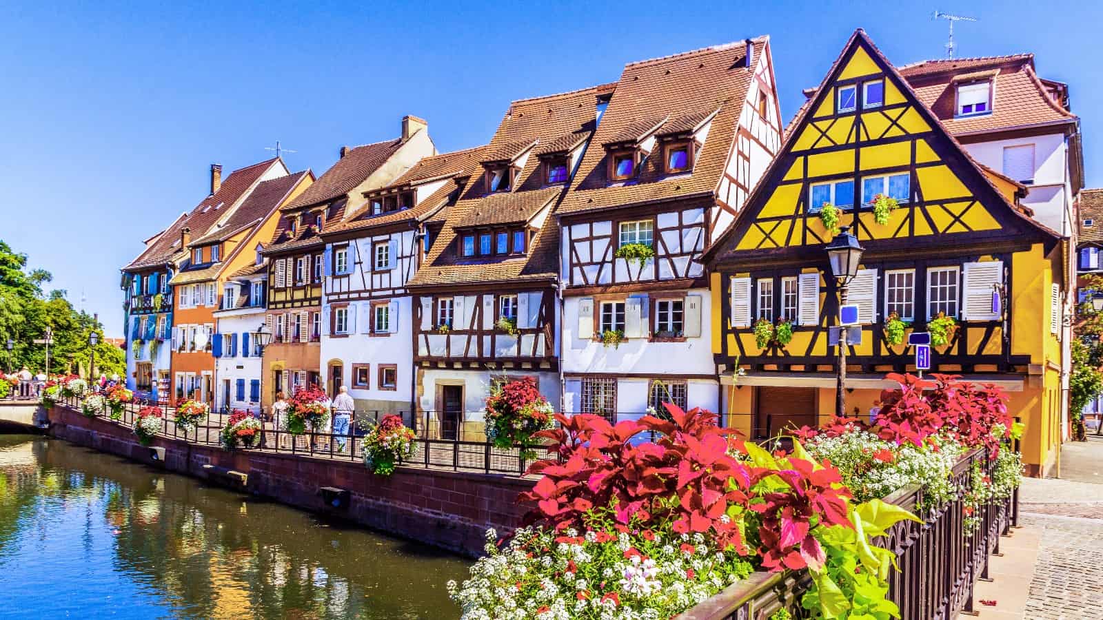 Colmar — La Petite Venise et ses maisons à colombages colorées reflétées dans la Lauch