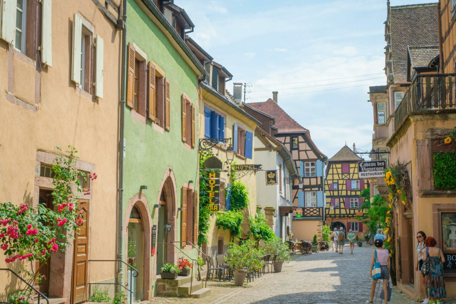 Village alsacien à colombages fleuri, idéal pour un week-end en Alsace sur la Route des Vins