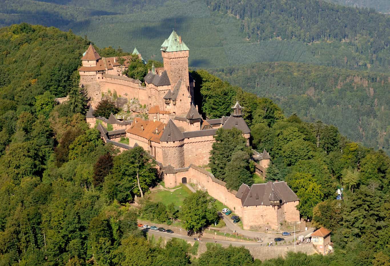 Vue aérienne du château du Haut-Koenigsbourg en Alsace avec ses remparts et donjon dominant la plaine