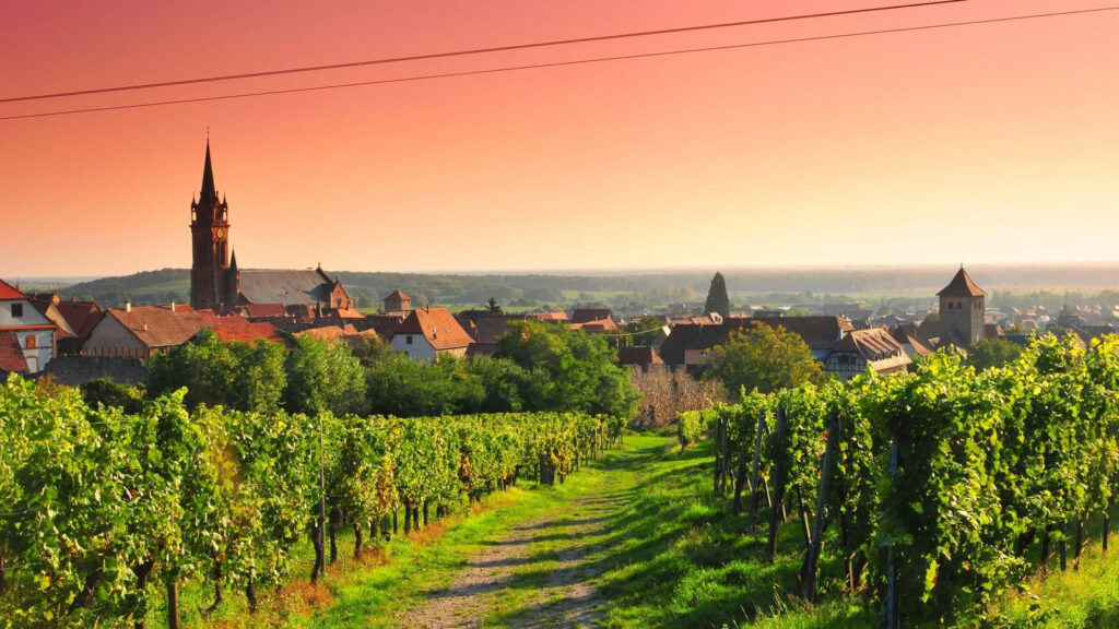 Coucher de soleil sur le village de Dambach la ville