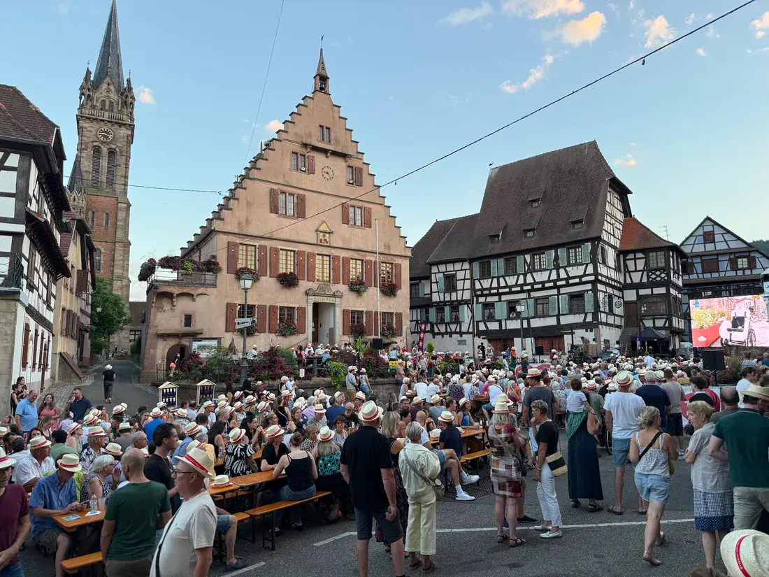 Animations dans les rues de Dambach-la-Ville, village viticole d'Alsace