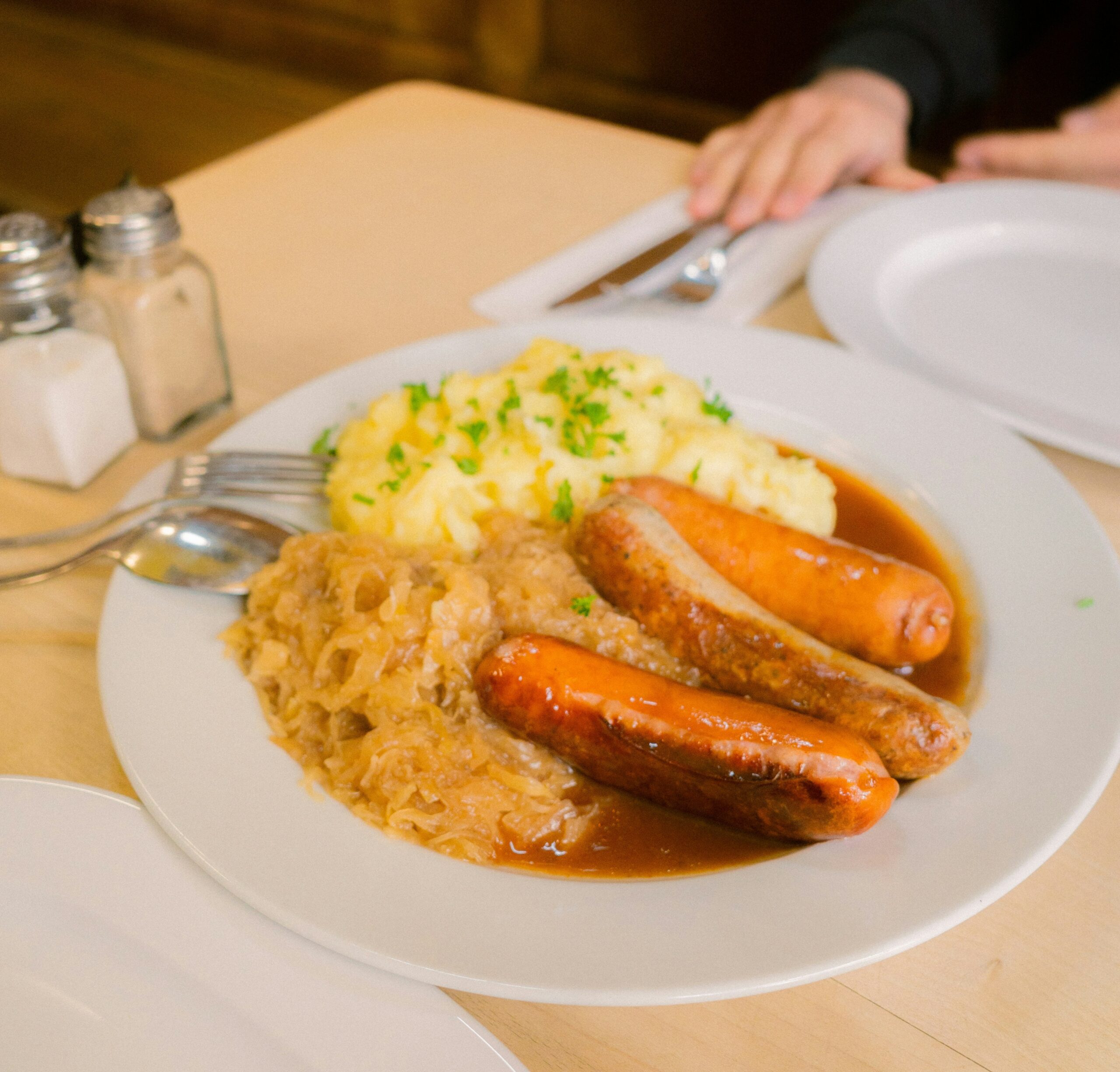 Gastronomie alsacienne — choucroute garnie traditionnelle servie avec ses viandes
