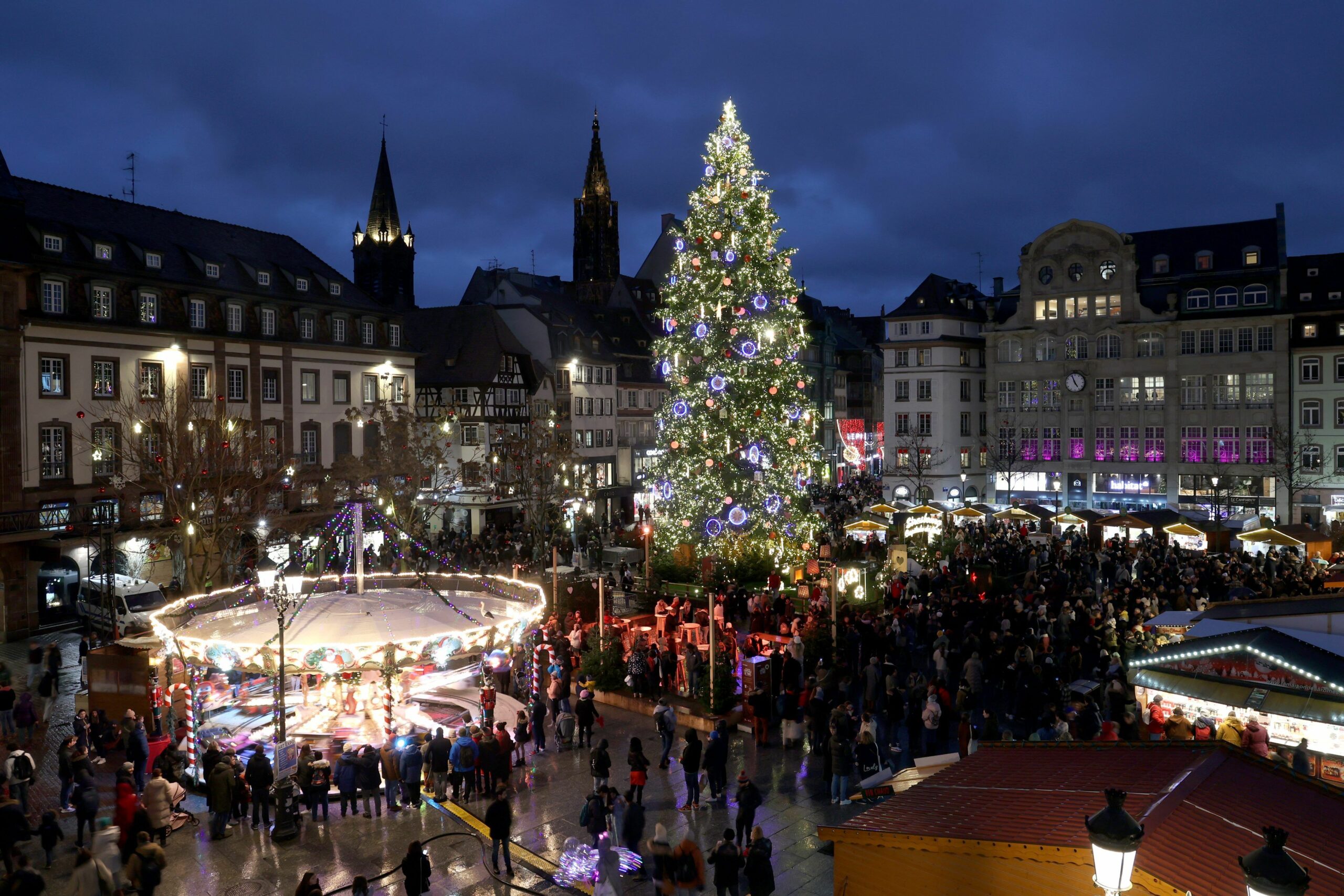 Marché de Noël de Strasbourg : la place Kléber et le Grand Sapin illuminés