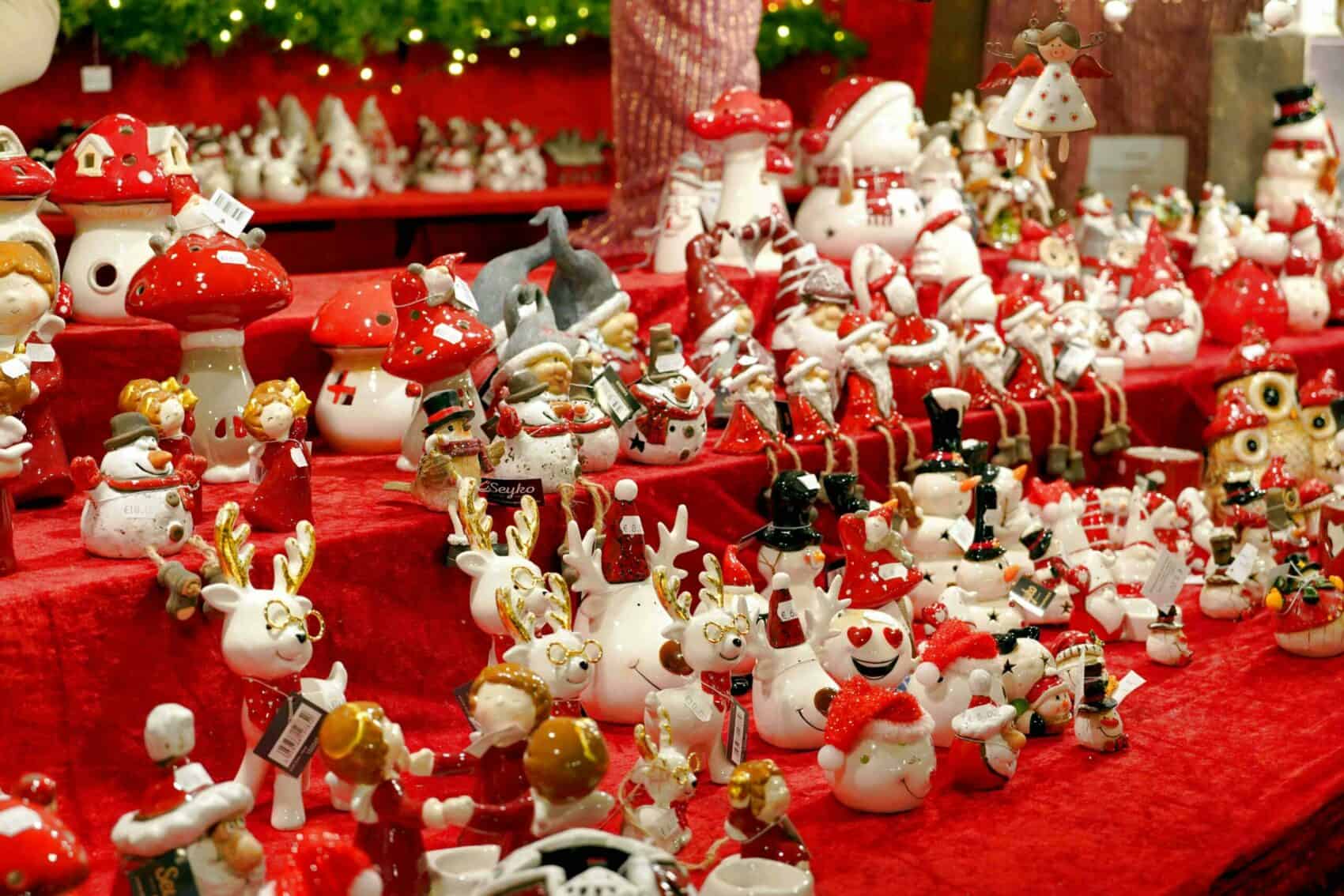 Marché de Noël en Alsace — chalets illuminés, maisons à colombages et décorations traditionnelles