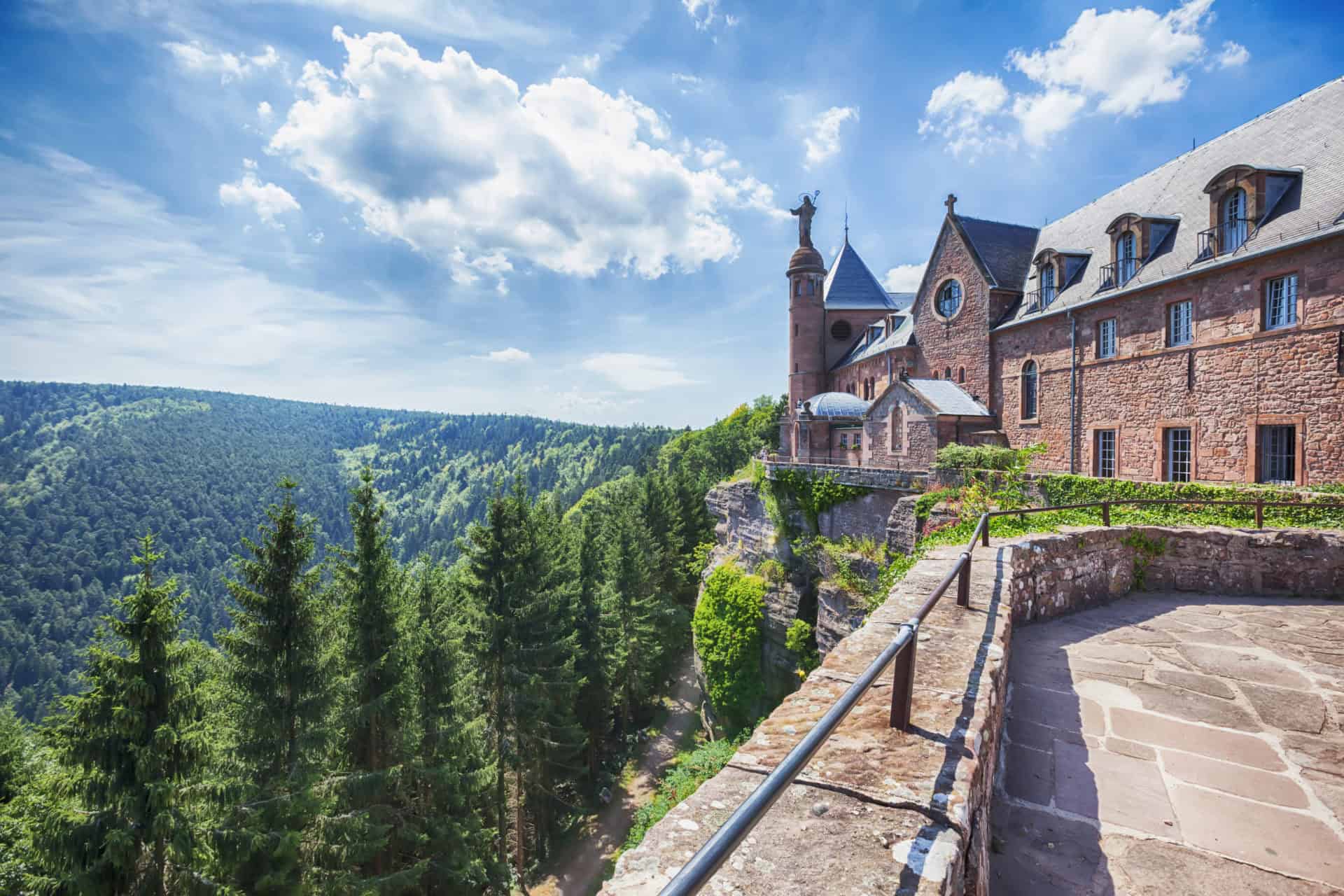 Le Mont Sainte-Odile et son monastère perchés au-dessus de la plaine d'Alsace